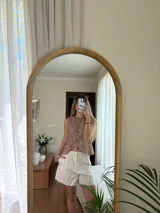 Chaleco de lino estampado con diseño floreado, corte sin mangas y cierre frontal con botones.