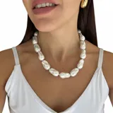 Collar de perlas barrocas de nácar con formas orgánicas e irregulares, con cierre de acero plateado.
