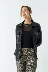 Sobrecamisa negra de efecto cuero con bolsillos frontales y botones a tono.