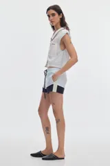 Short de color celeste claro con cintura elástica y cordón ajustable negro con detalles blancos.