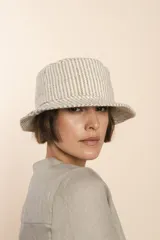 Sombrero tipo pescador unisex, color marrón con diseño de espiga. Confeccionado en lana fina sin teñir.