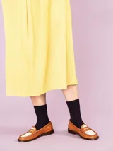 Medias azules de algodón con puño acanalado y logo de la marca Hansel from Basel en el tobillo.