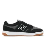Championes urbanos New Balance Numeric 480, inspirados en el calzado de skate de los años 80 y 90. Diseño en negro y gris con logo "N" en blanco, capellada de gamuza, cuero y malla, entresuela FuelCell y puntera reforzada.