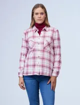 Camisa Robert Louis de tejido soft a cuadros blancos y rosados, con cuello clásico, abertura frontal con botones, mangas largas regulables con presilla y botón, y bolsillos aplicados en el pecho.