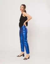 Musculosa blanca de lino con escote en V y detalle drapeado en el centro.