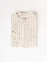 Camisa de manga larga con cuello mao, a rayas verticales color beige y blanco.