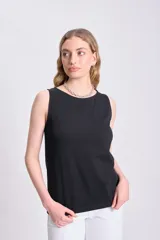 Musculosa color negro, de corte recto y escote redondo, sin mangas.