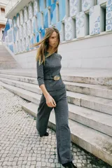 Pantalón de tiro alto con cintura ancha y corte de pierna recta, confeccionado en tejido de sarga con textura jaspeada.