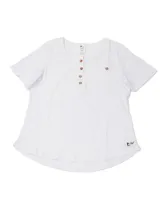 Remera gris de manga corta con cuello redondo y botones de madera.