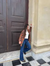 Jean de corte oxford con tiro alto y cierre frontal, confeccionado en denim azul oscuro con acabado liso.
