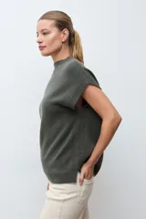 Chaleco de punto con mezcla de cashmere, color gris melange, con cuello alto y mangas cortas estilo sisa.