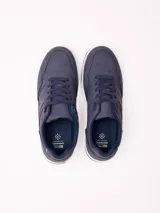 Championes urbanos de estilo casual, confeccionados en cuero sintético color azul, con cordones al tono y suela de goma blanca con base gris.