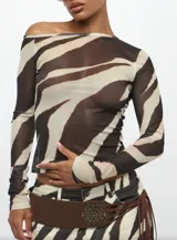 Remera de mangas largas con estampado de cebra en tonos marrones y beige, con cuello bote.