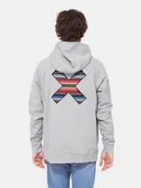 Canguro gris con capucha y cordones ajustables, con estampado en la espalda con diseño geométrico en forma de equis (X) con motivos tribales en colores rojo, naranja, azul y blanco.
