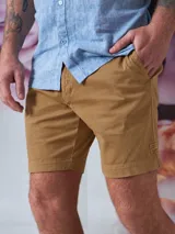 Bermuda de gabardina color beige, de corte casual y diseño liso, con bolsillos laterales y traseros.