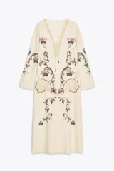 Vestido midi color crudo con bordados florales multicolores, escote en pico con lazos y mangas tres cuartos. Confeccionado en mezcla de algodón y lino.