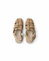 Sandalias de cuero genuino en color tostado, con diseño de tiras cruzadas estilo romano y tira trasera de ajuste.