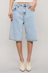 Bermuda de denim de tiro medio y calce holgado, en tono azul claro con proceso de lavado artesanal.