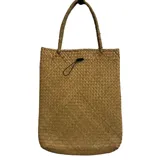 Cartera tipo tote bag tejida en fibra natural, con diseño rectangular, asas fijas y cierre mediante cordón elástico con tope.