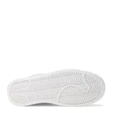 Championes urbanos Umbro modelo Milo, color gris claro con detalles en blanco. Presentan un diseño de corte bajo con el logo de la marca bordado en el lateral y una suela de goma blanca.