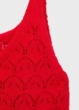 Top de tejido de punto calado color rojo, con escote en pico y tirantes finos.