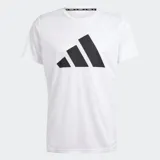Remera deportiva Adidas Run It Tee, color blanco, de corte regular y manga corta. Presenta un gran logo Performance de tres barras en color negro en el frente. El cuello redondo tiene una cinta interior con texto repetido que incluye la palabra "RUNNING".