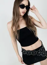 Top strapless negro confeccionado en tejido elástico texturado, con diseño ajustado al cuerpo.