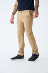 Pantalón chino negro de gabardina con corte slim y logo bordado.