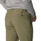 Pantalón de corte recto en color verde oliva, diseñado para actividades al aire libre. Cuenta con rodillas articuladas, múltiples bolsillos funcionales, incluyendo uno de seguridad con cremallera, y trabillas multifuncionales en la cintura.