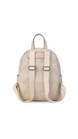 Mochila color marrón claro de símil cuero con bolsillos frontales con cierre. Tiene asa de mano rígida y correas regulables.