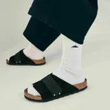 Medias de algodón acanaladas en color blanco, con diseño de caña media y pequeño bordado lateral.