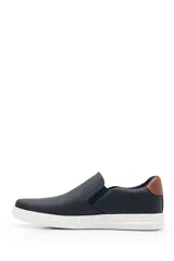 Sneaker Flexi color azul marino, estilo slip-on, con detalle de elástico en la capellada, suela blanca y contrafuerte marrón.