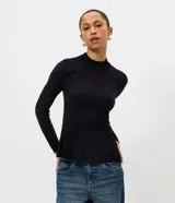 Blusa de punto canalé color negro, con cuello alto, manga larga y diseño ajustado con dobladillo estilo peplum.