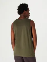 Musculosa blanca de corte recto y cuello redondo.