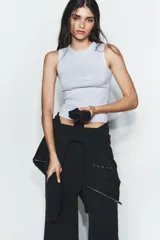 Top musculosa de punto acanalado color blanco, con cuello redondo.