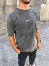 Remera gris con efecto acid wash, de manga corta, cuello redondo y estampado frontal con el texto "SOHO-889~".