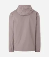 Campera rompevientos de color gris oscuro, con capucha ajustable mediante cordones, cierre frontal por cremallera y bolsillos laterales con cierre. Presenta puños elásticos y un diseño liso y minimalista.