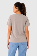 Remera de algodón de corte holgado, con cuello en V y mangas cortas.