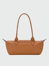 Cartera de hombro compacta de cuero en color tostado, de formato alargado y horizontal, con asas finas y cierre superior con solapa y broche a presión.