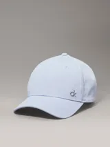 Gorra de béisbol de algodón en color celeste pálido, con visera curva y un pequeño herraje metálico con el logo 'ck' en la parte delantera.