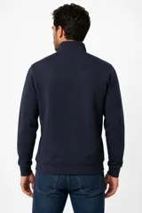 Sudadera de cuello alto con cierre frontal corto y manga larga, en color blanco crudo, con diseño liso y corte clásico.