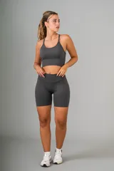 Short biker deportivo de tiro alto, color marrón, ajustado y sin costuras visibles, diseñado para entrenamiento.