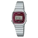 Reloj digital Casio estilo retro, caja cuadrada con borde color borgoña y pantalla LCD. Presenta una correa de eslabones metálicos color plateado. Funciones visibles incluyen alarma, temporizador y resistencia al agua.