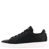 Championes urbanos Adidas Advantage Base, color negro con suela blanca. Presentan diseño minimalista con perforaciones laterales que forman las tres bandas características de la marca y logo en la lengüeta.
