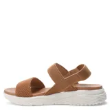 Sandalias de plataforma con tiras elásticas texturizadas en color beige. Presentan una base ergonómica de goma blanca con diseño estriado y plantilla acolchada al tono.