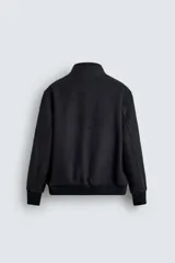Cazadora de corte regular fit confeccionada en tejido de mezcla de lana y cashmere. Presenta cuello subido con cierre de botones, cierre frontal con cremallera de doble dirección, bolsillos laterales de vivo y acabados en rib de punto en puños y cintura.
