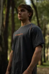 Remera gris de manga corta raglán con costuras a la vista y calce relajado.