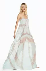 Vestido largo de corte fluido confeccionado en chiffon color verde agua, con diseño strapless y detalle de lazo frontal. Presenta paneles verticales de encaje en tono beige que recorren la prenda, aportando textura y un estilo romántico.