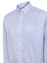 Camisa de manga larga a rayas verticales celestes y blancas, de corte regular, con cuello americano abotonado, bolsillo en el pecho con logo bordado y tecnología wrinkle-free.