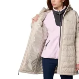 Campera acolchada de largo medio Columbia, color beige, con capucha integrada, cierre frontal completo, bolsillos laterales con cremallera y puños elásticos.